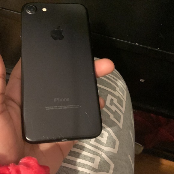 iPhone 7 - Picture 2 of 3